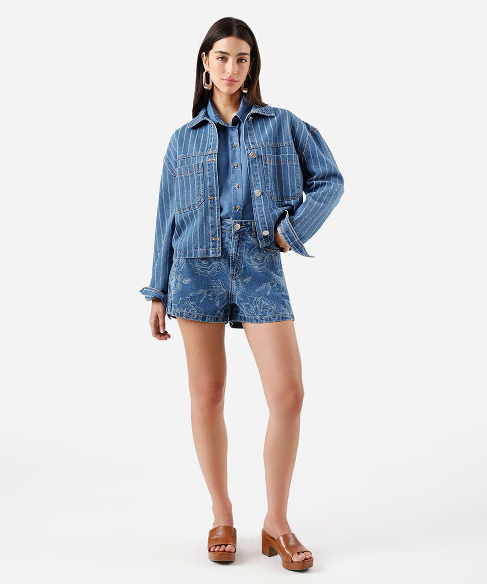 short mom feminino jeans com recorte floral azul