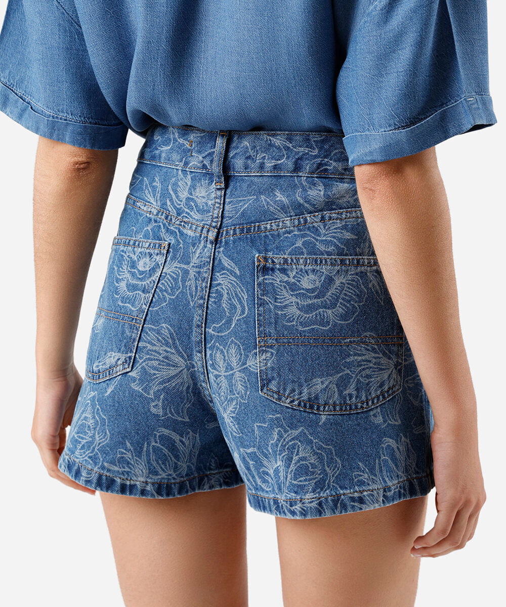 short mom feminino jeans com recorte floral azul