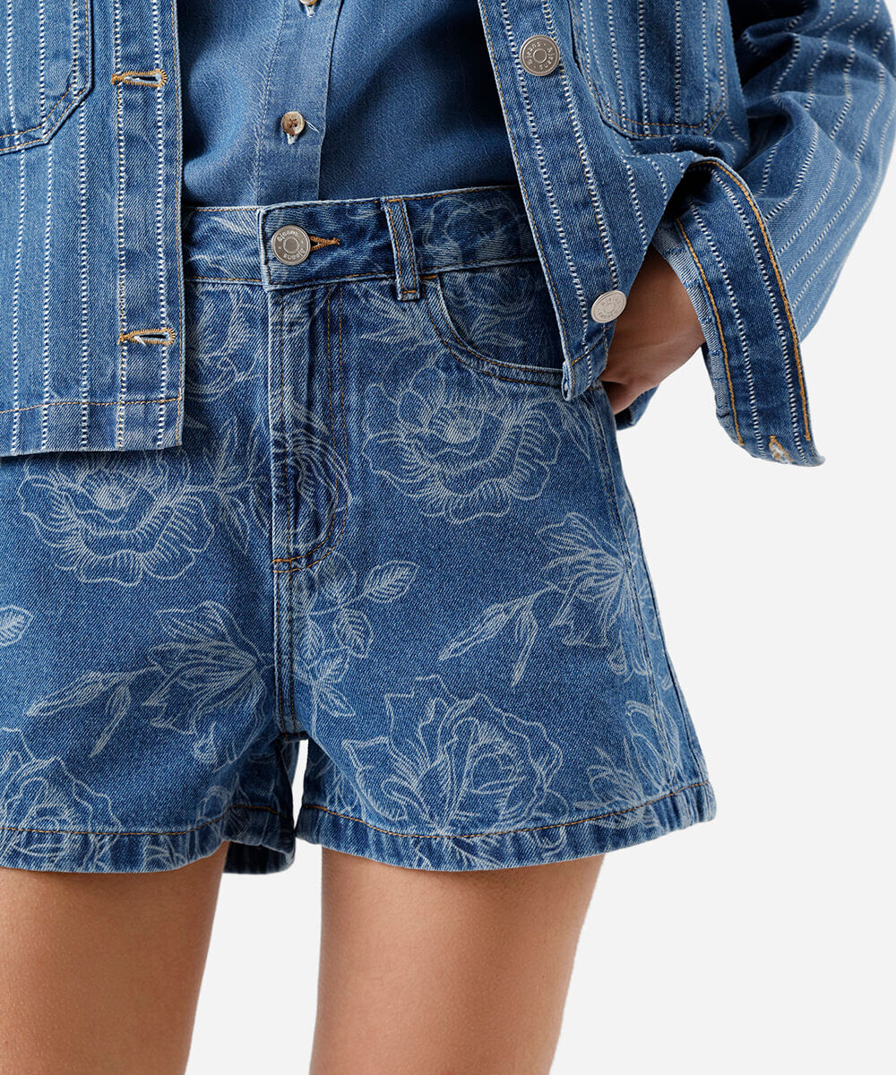 short mom feminino jeans com recorte floral azul