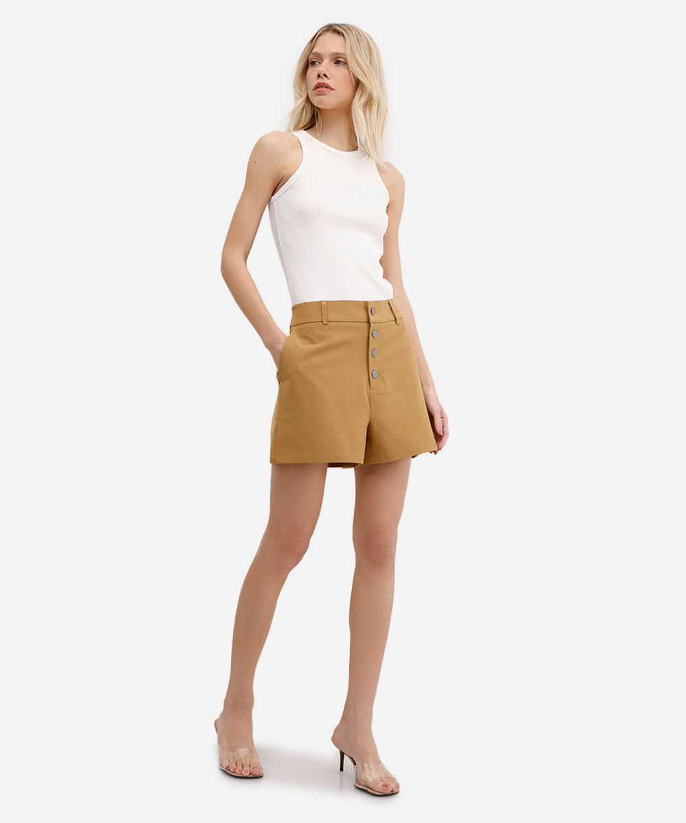 short feminino de alfaiataria com botões bege