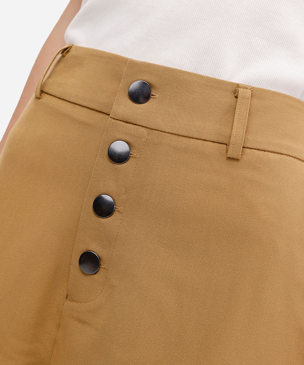 short feminino de alfaiataria com botões bege