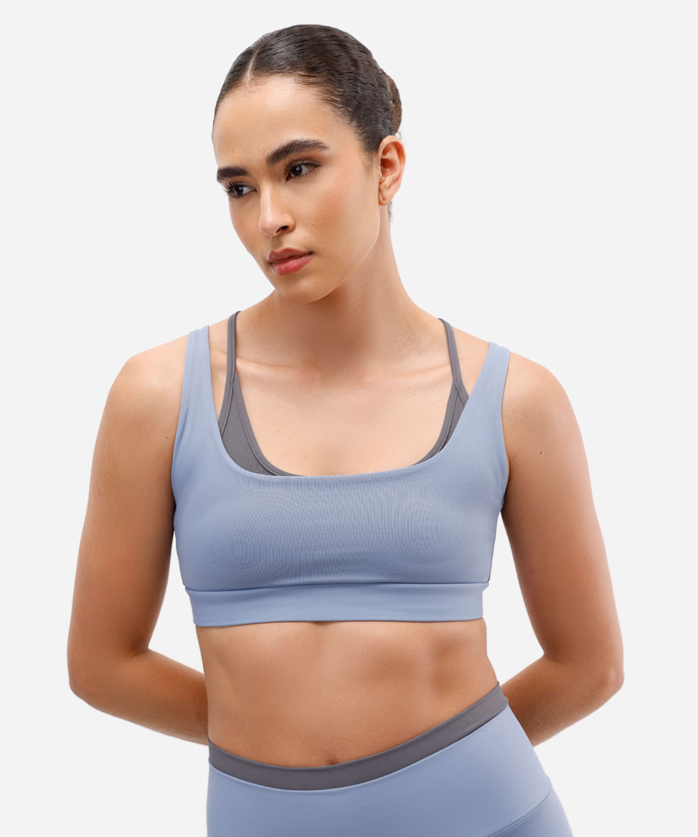 top feminino esportivo com sobreposição bicolor azul