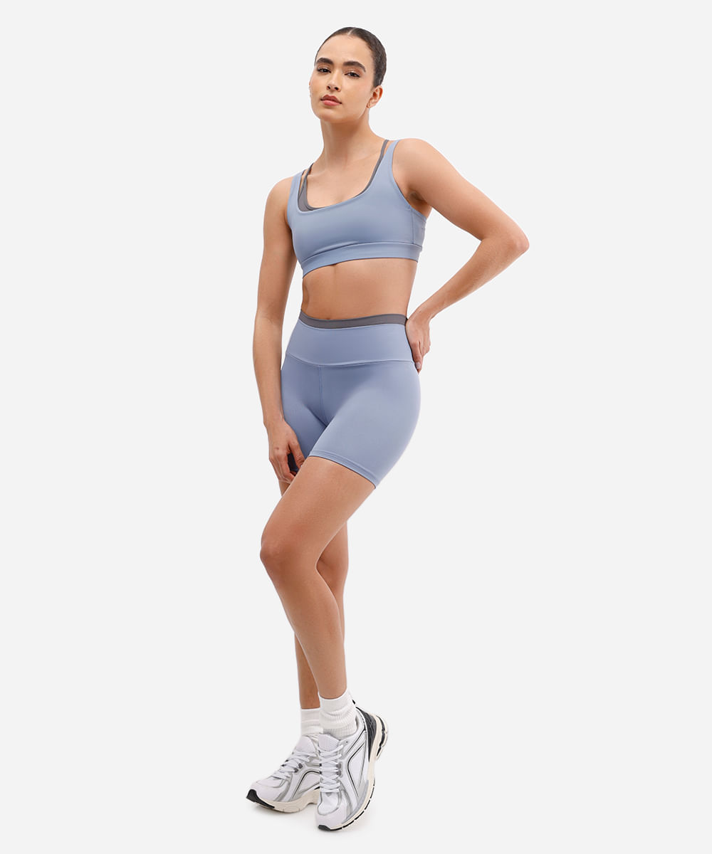 top feminino esportivo com sobreposição bicolor azul