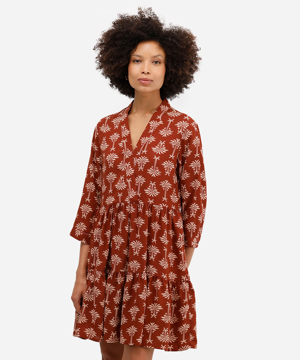 vestido curto feminino de viscose com recortes folhagens marrom