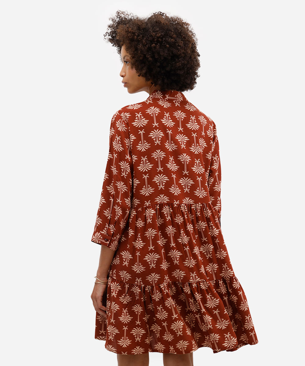 vestido curto feminino de viscose com recortes folhagens marrom