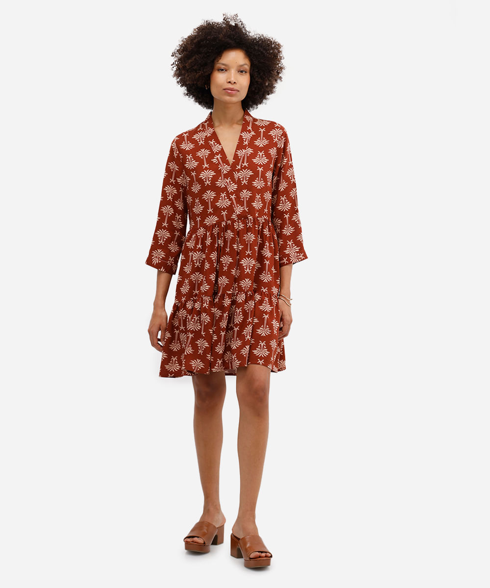 vestido curto feminino de viscose com recortes folhagens marrom