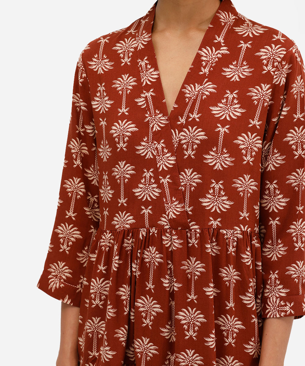 vestido curto feminino de viscose com recortes folhagens marrom