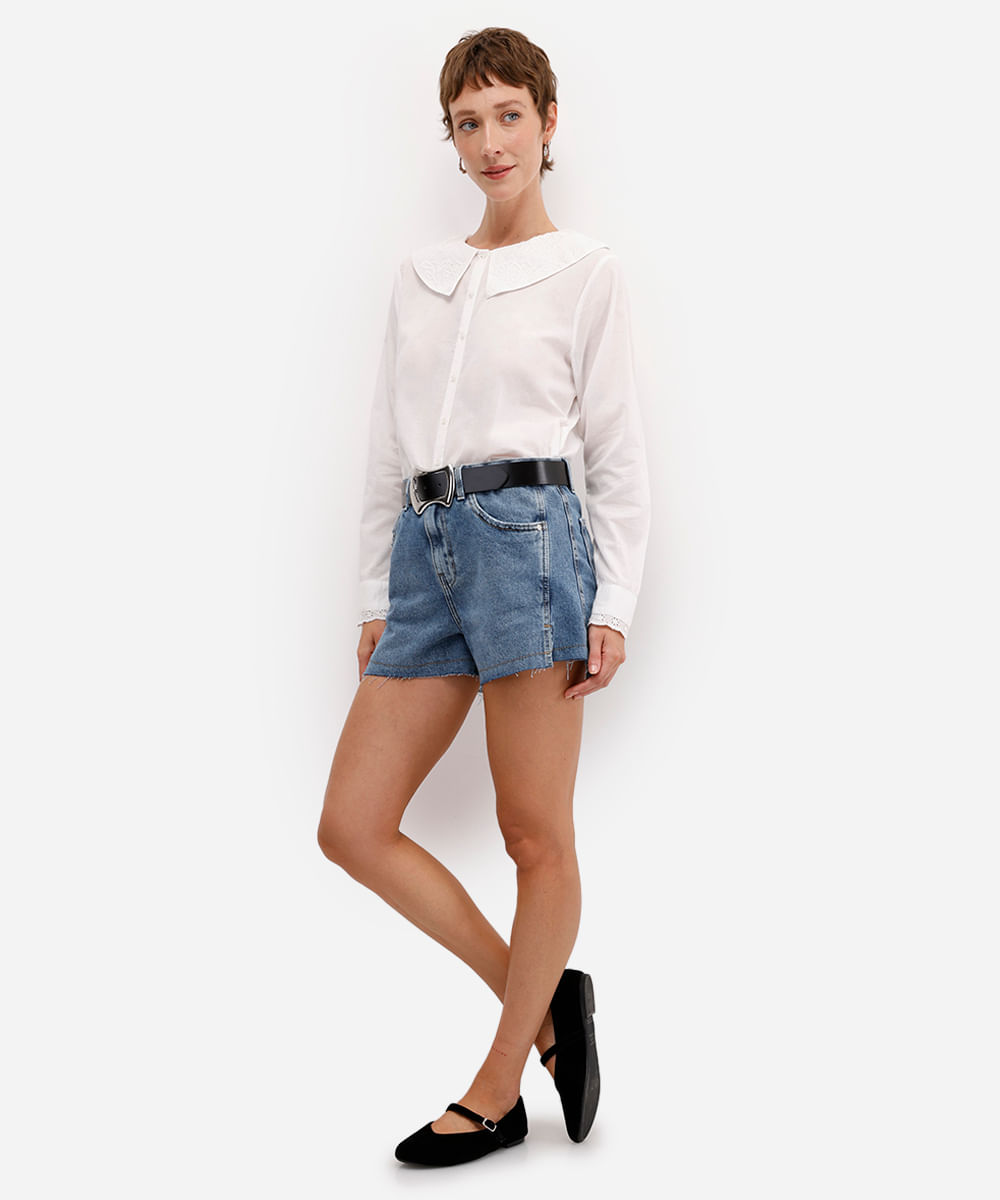 short feminino jeans com recorte barra a fio azul