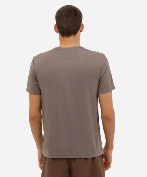 camiseta gola careca com listra lateral esportivo marrom