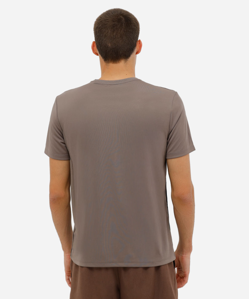 camiseta gola careca com listra lateral esportivo marrom