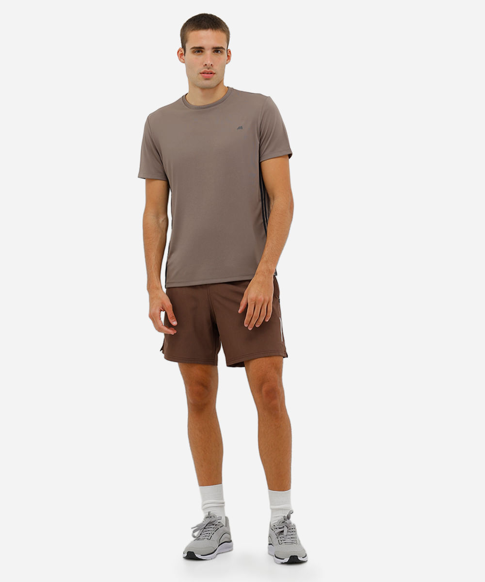 camiseta gola careca com listra lateral esportivo marrom