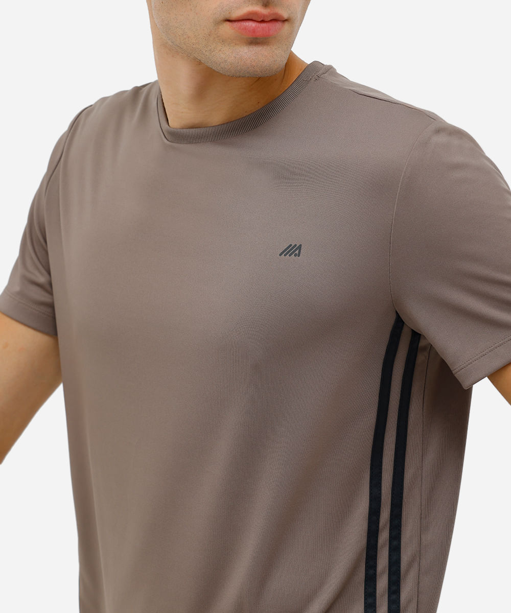 camiseta gola careca com listra lateral esportivo marrom