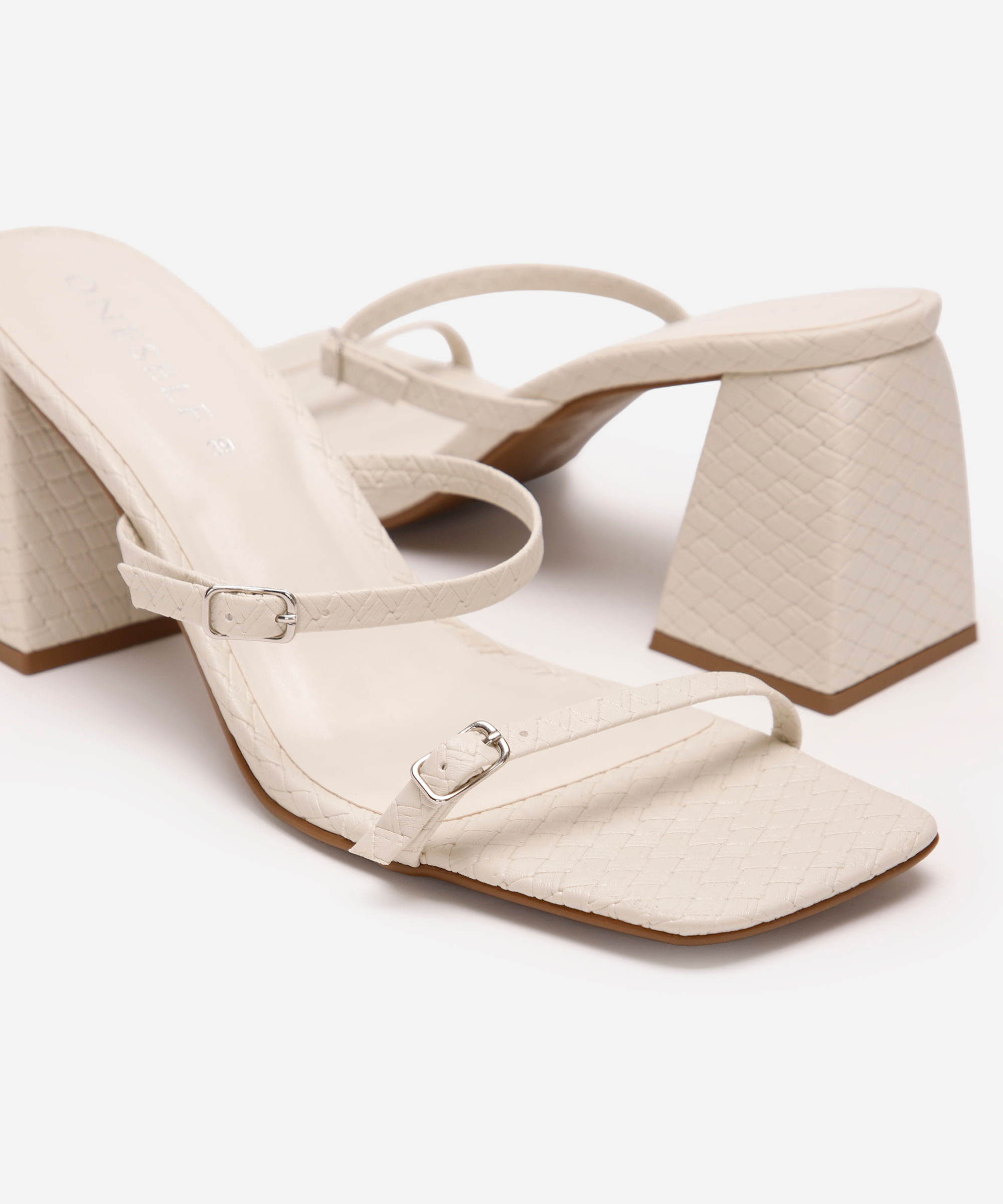sandália bico quadrado salto grosso texturizada oneself off white