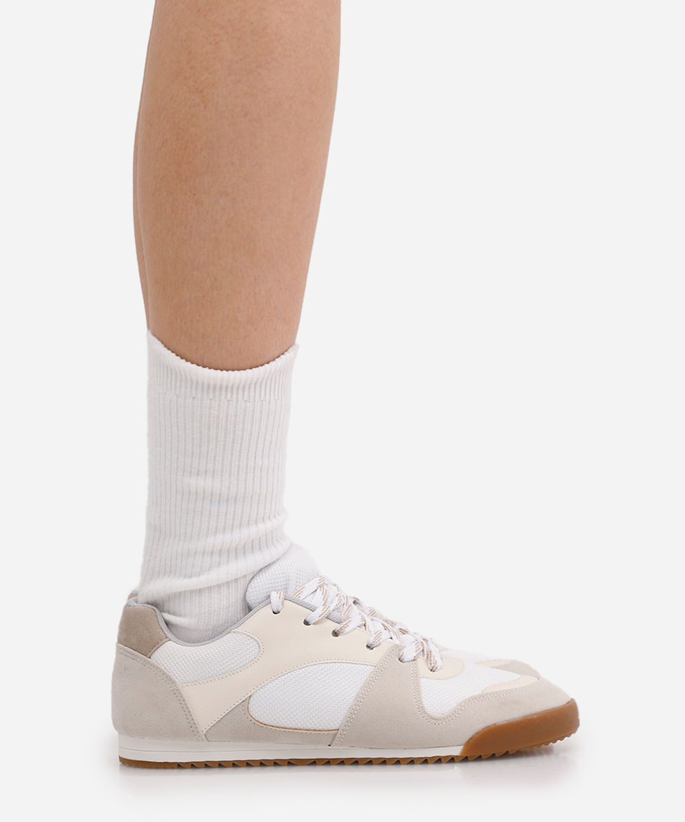 tênis esportivo feminino com recortes off white