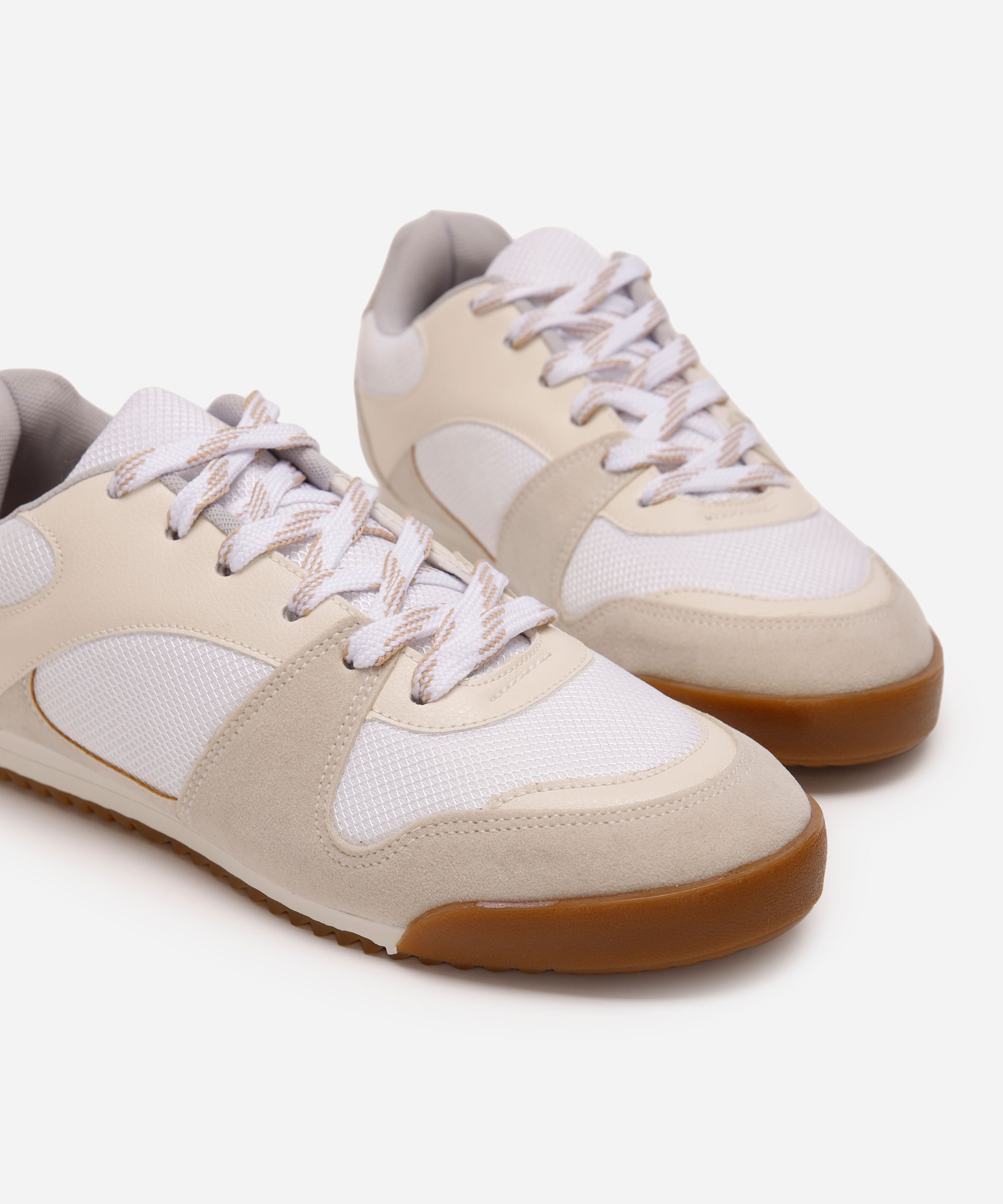 tênis esportivo feminino com recortes off white
