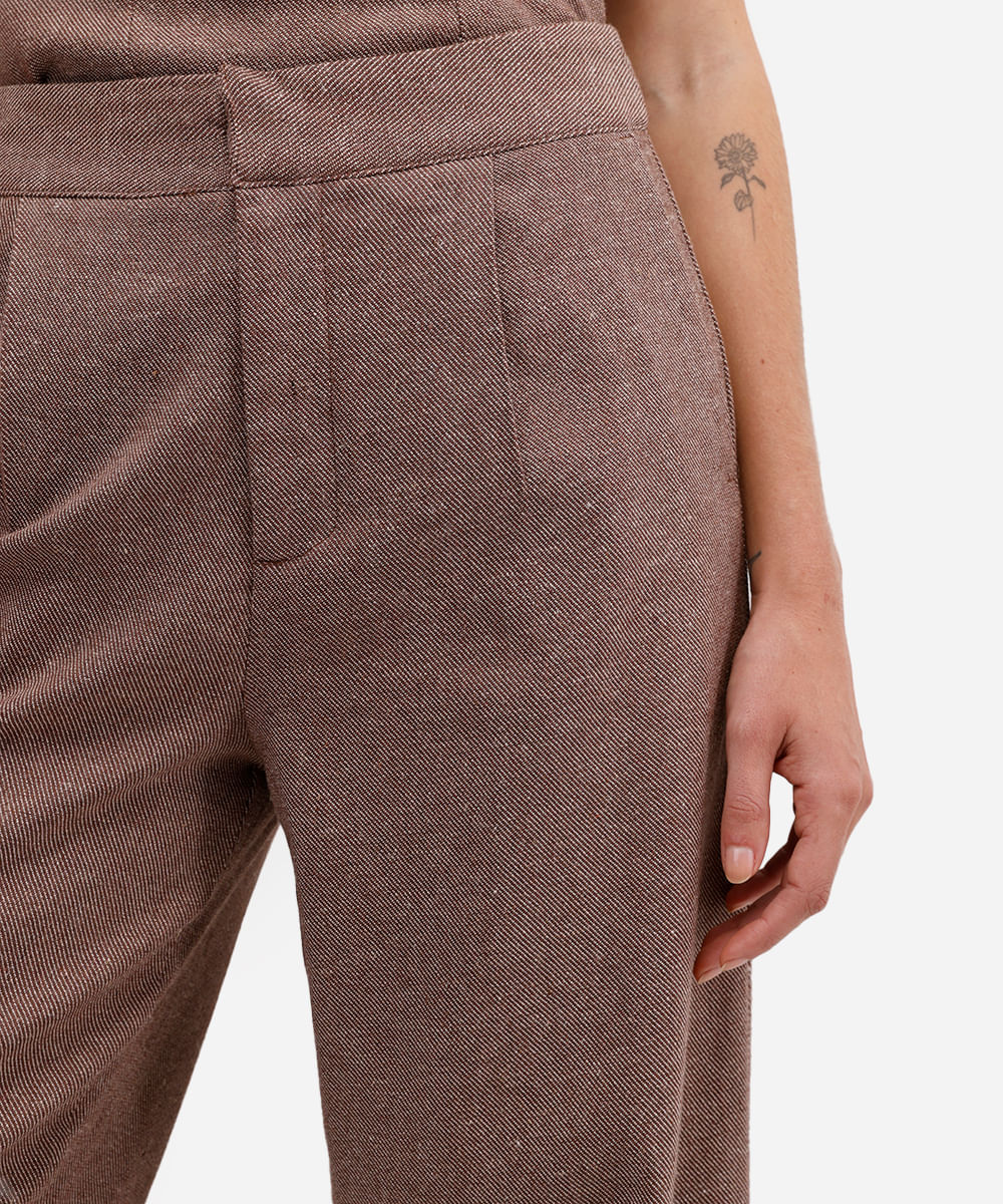 calça reta feminina de alfaiataria com linho marrom