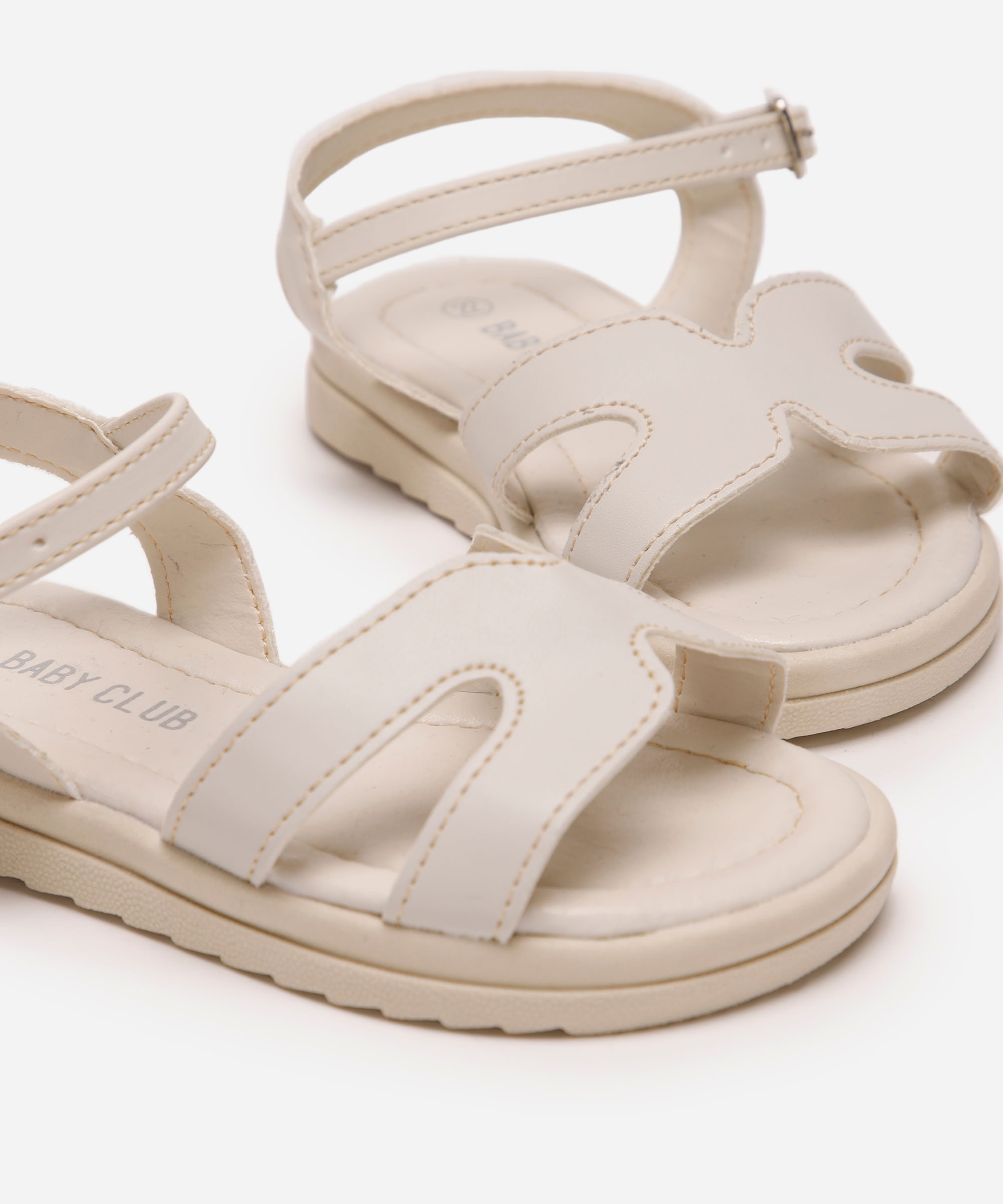sandália infantil metalizada com recortes off white
