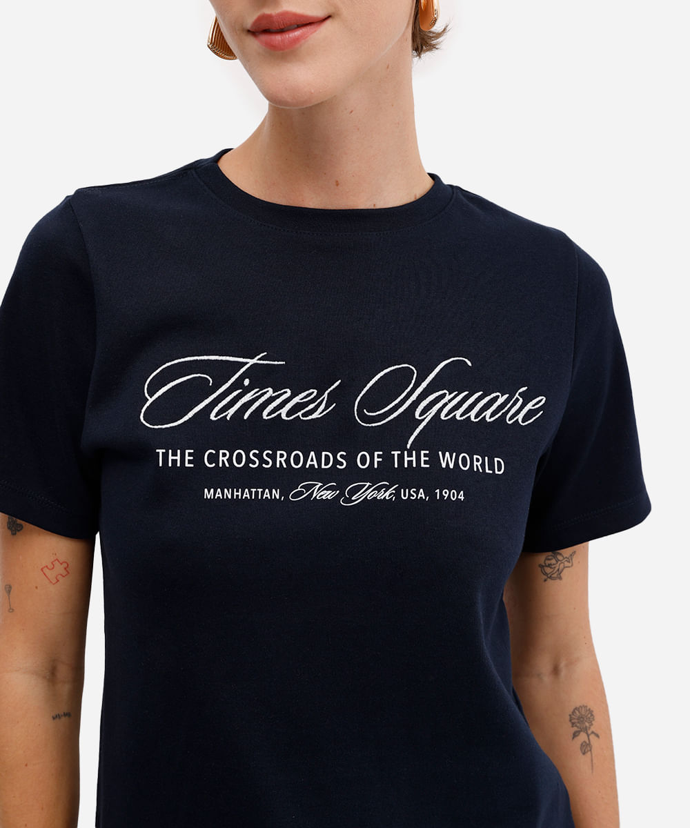camiseta feminina com algodão bordada times square azul