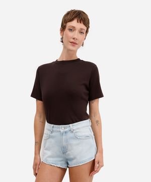 camiseta básica feminina de algodão peruano marrom