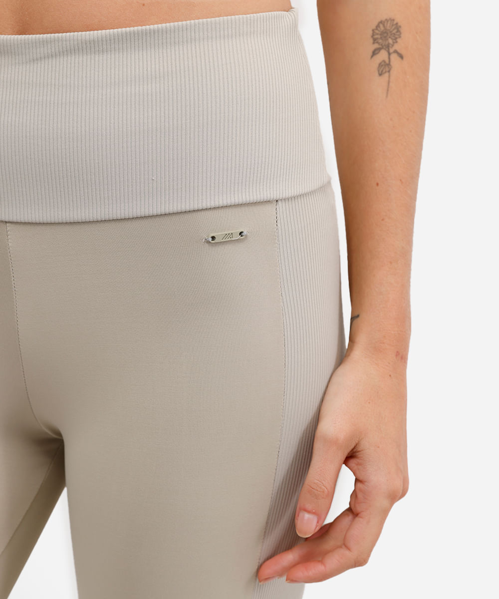 calça legging esportiva com recorte lateral bege