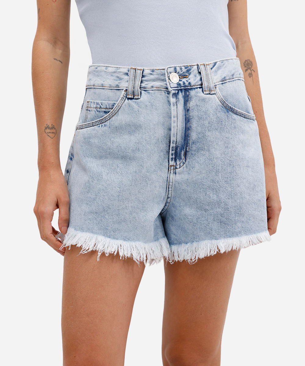 short feminino jeans com barra desfiada azul