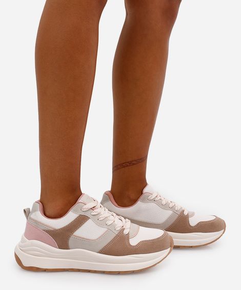 tênis esportivo com recortes rosa