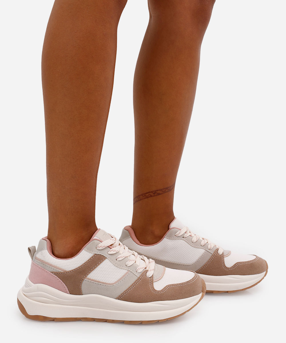 tênis esportivo com recortes rosa