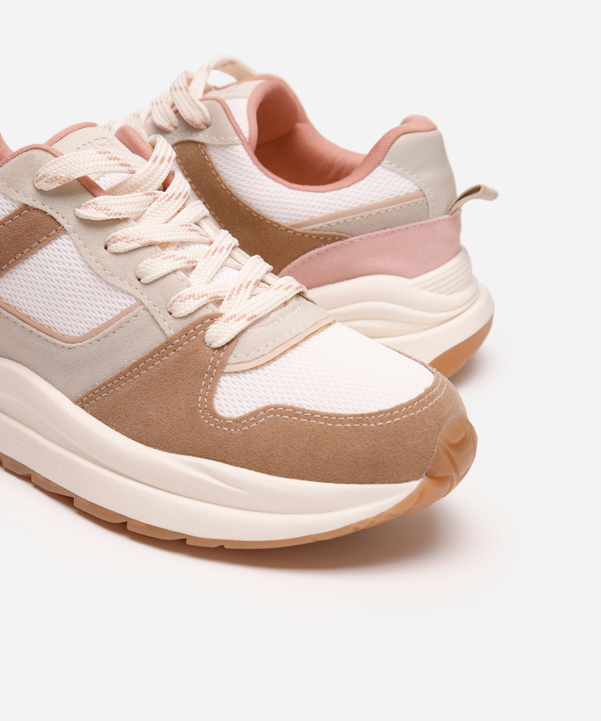 tênis esportivo com recortes rosa