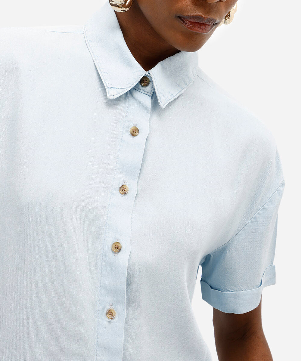camisa manga curta com fenda azul claro
