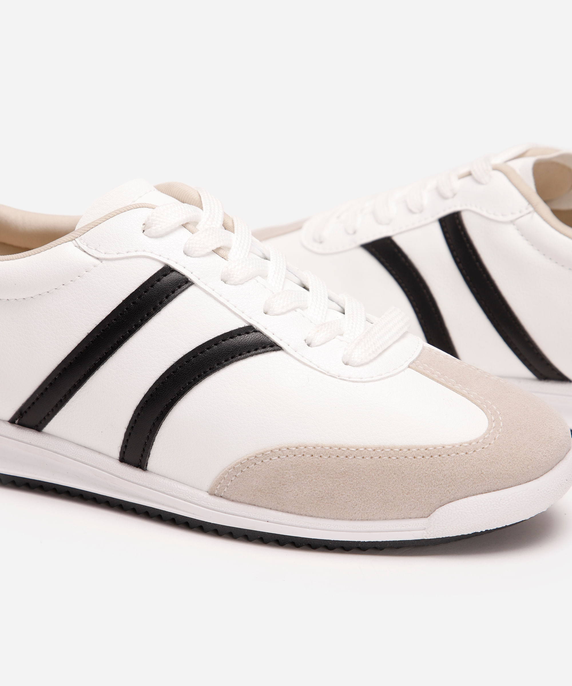 tênis casual com recortes preto