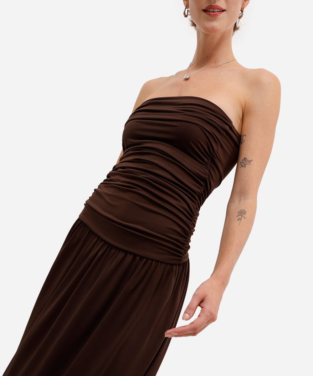vestido midi feminino sem alça franzido marrom