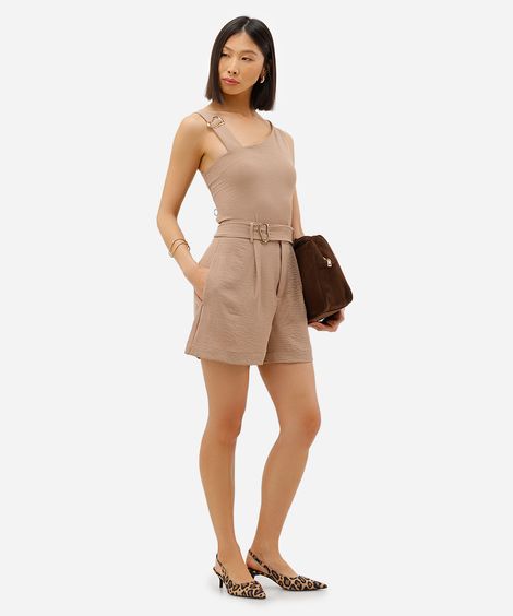 short feminino com cinto texturizado marrom