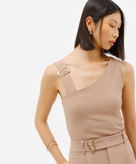 blusa assimétrica feminina texturizada com fivela marrom