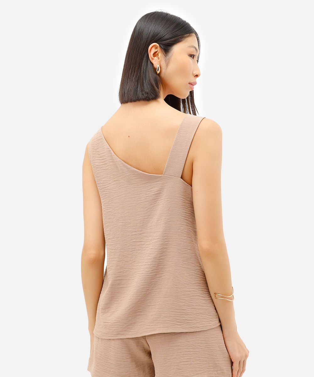 blusa assimétrica feminina texturizada com fivela marrom