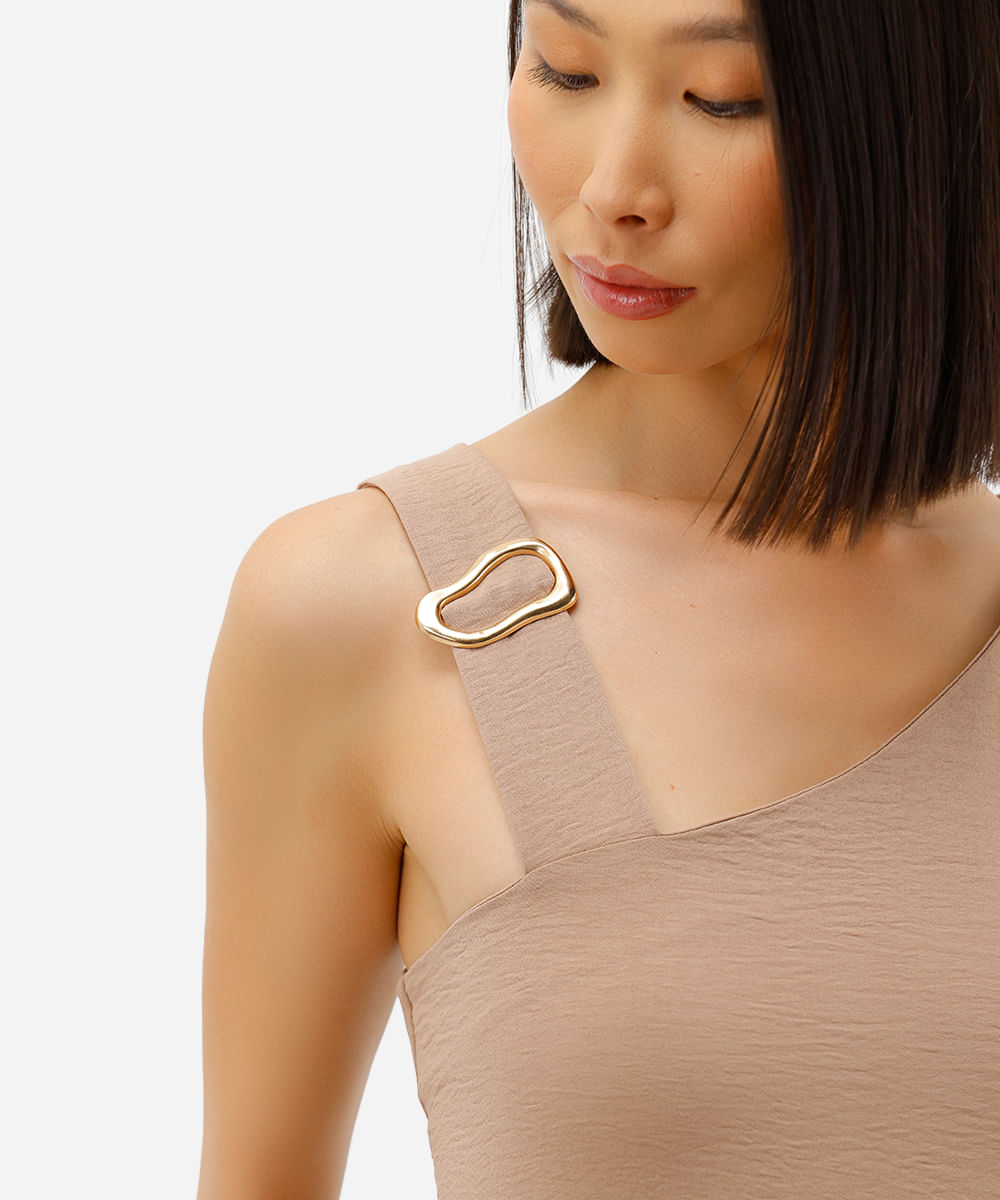 blusa assimétrica feminina texturizada com fivela marrom