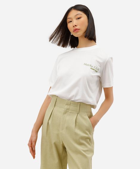 camiseta feminina oversized com estampa matcha off white
