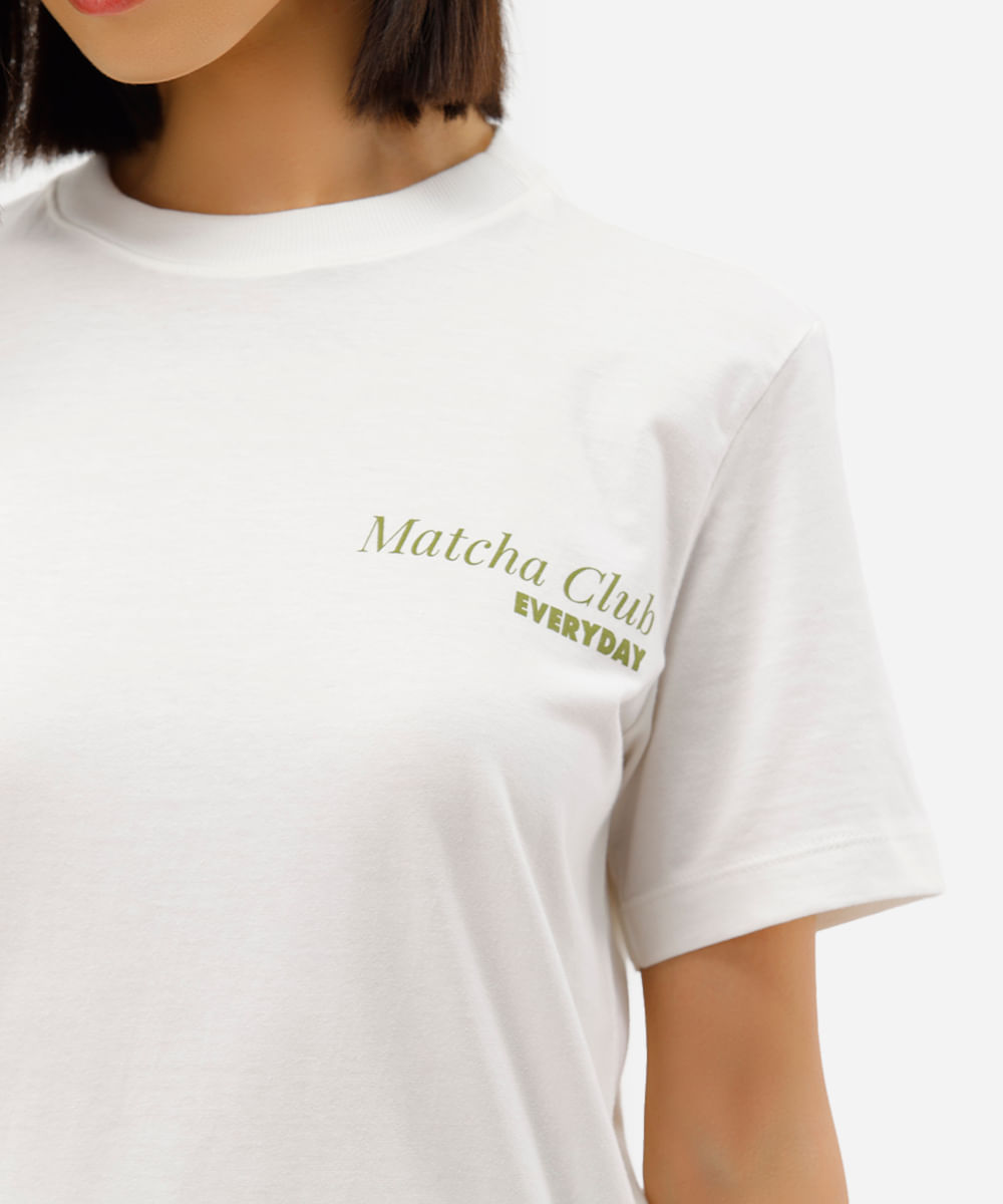 camiseta feminina oversized com estampa matcha off white