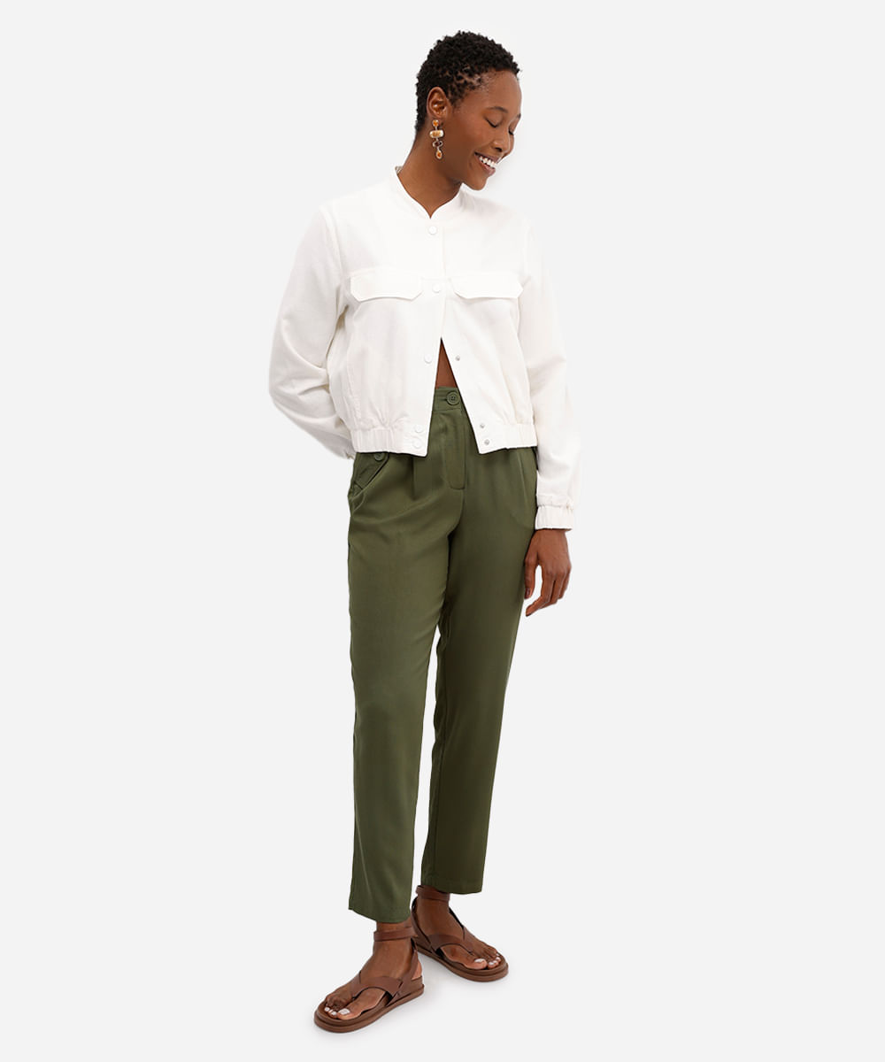 calça feminina cenoura com bolsos e botões verde