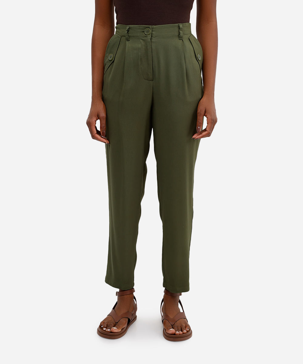 calça feminina cenoura com bolsos e botões verde