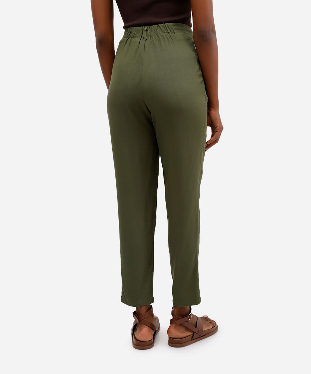 calça feminina cenoura com bolsos e botões verde