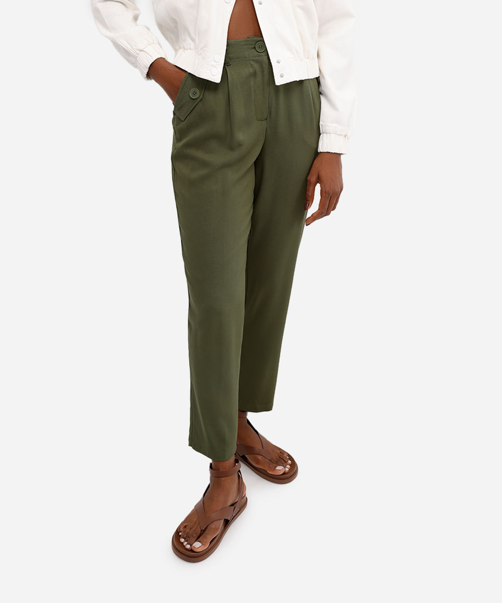 calça feminina cenoura com bolsos e botões verde