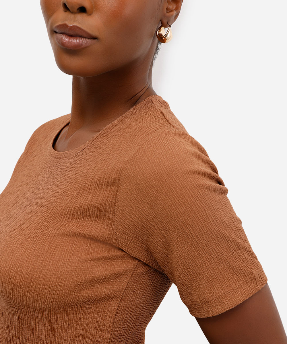 blusa básica feminina baby look texturizada marrom