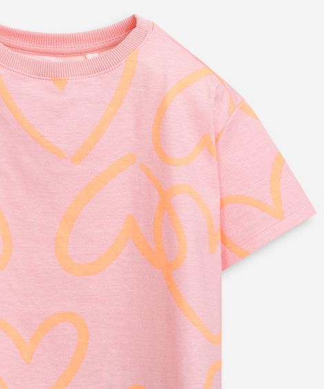 camiseta infantil estampa corações grandes rosa