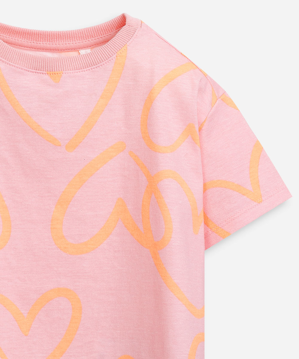 camiseta infantil estampa corações grandes rosa