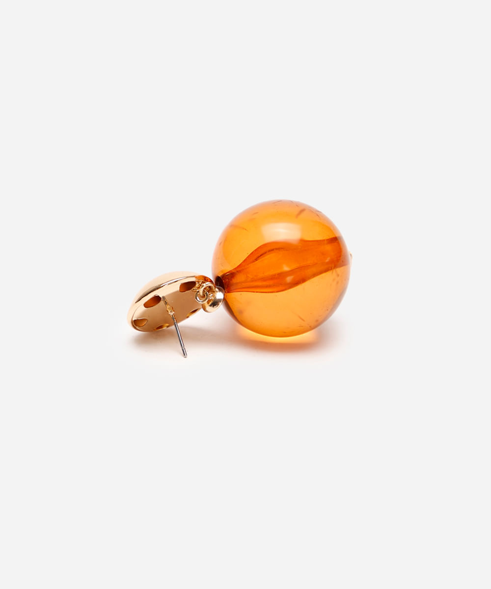 brinco com pingente esférico dourado