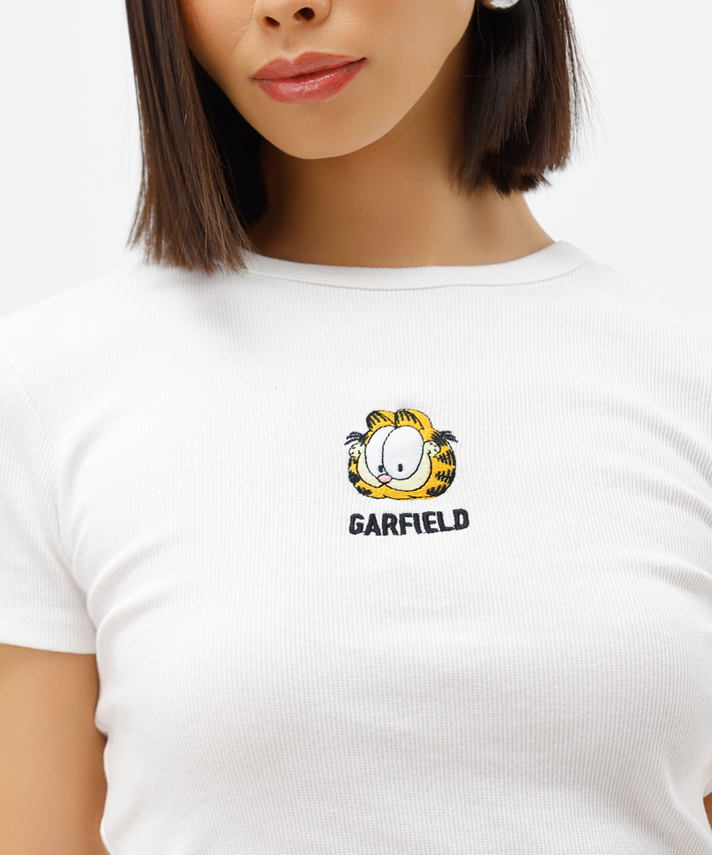 blusa baby look feminina de algodão com bordado garfield off white