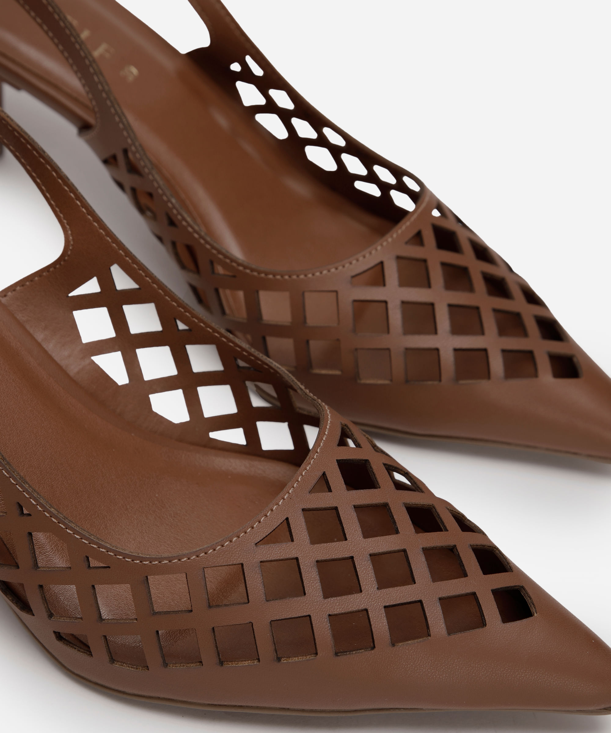 scarpin slingback laser cut oneself marrom