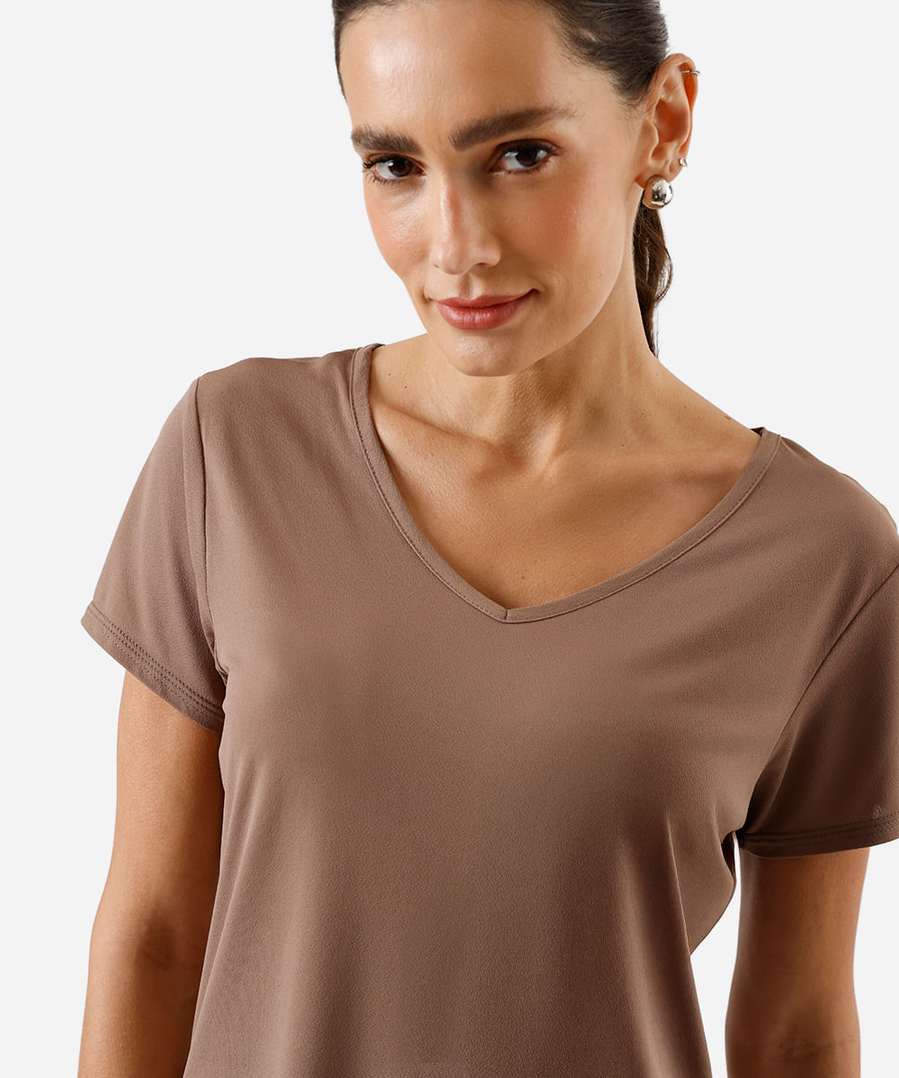 camiseta decote v marrom