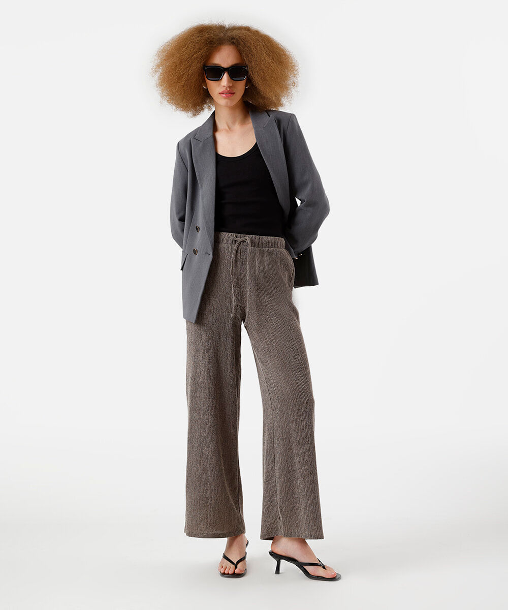 calça reta básica feminina texturizada cinza