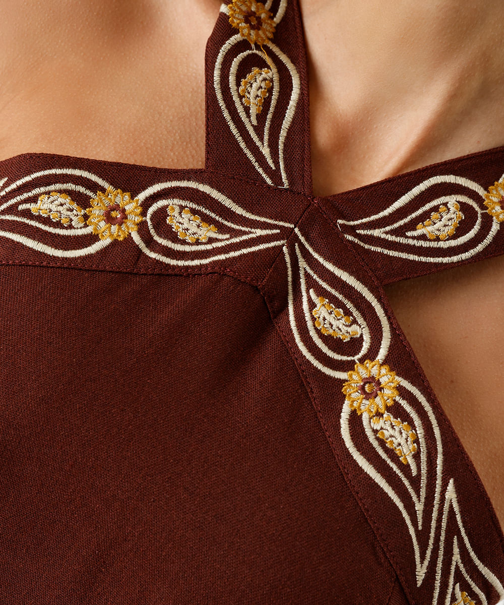 vestido midi feminino com linho e bordado folhagem marrom
